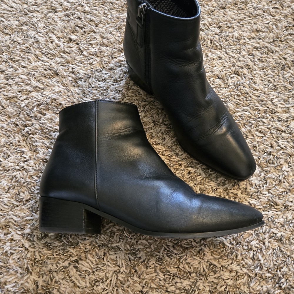 Aquatalia Black Leather Pointed-Toe Ankle Boots